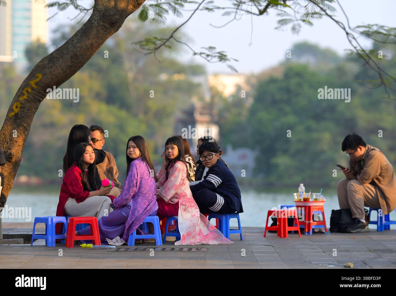 Présent et passé - la vie vibrante à Hanoi, capitale du Vietnam VN Banque D'Images