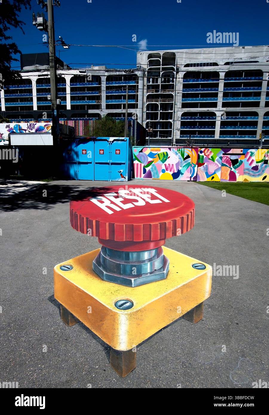Bouton de réinitialisation par Leon Keer peint sur le sol à Wynwood Walls, Miami, Floride. ÉTATS-UNIS Banque D'Images