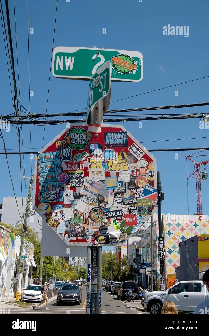 Panneaux de rue masqués par des étiquettes, Miami, Floride, États-Unis Banque D'Images