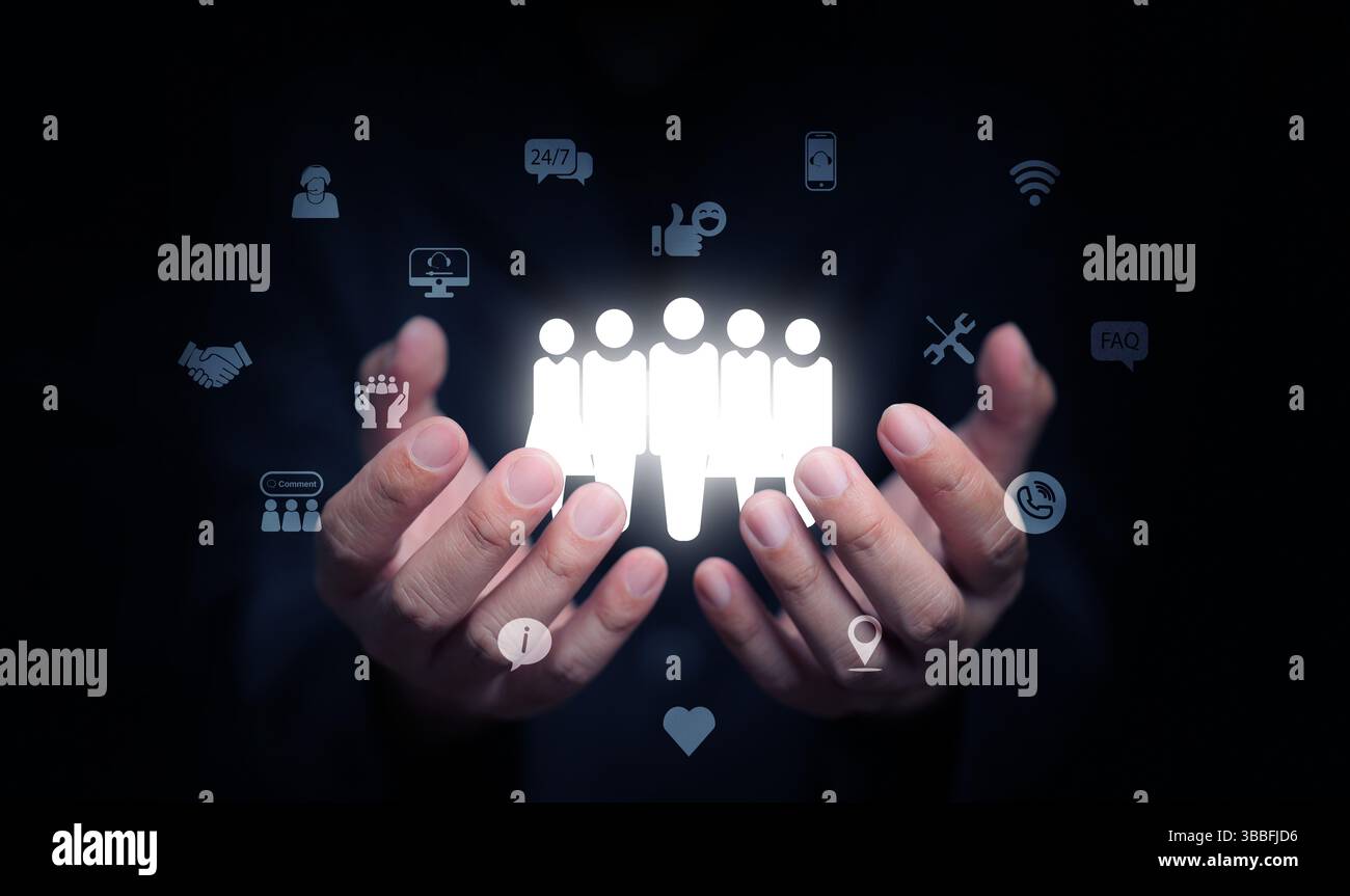 Concept de service clientèle. Personne tenant dans ses mains les icônes des clients pris en charge. Banque D'Images