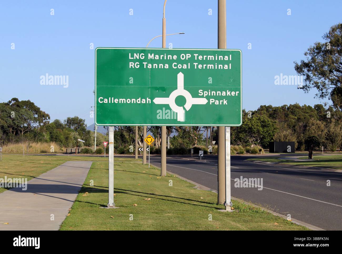 Panneau indiquant Callemondah, LNG Marine OP terminal, RG Tanna Coal terminal et Spinnaker Park à Gladstone, Queensland, Australie Banque D'Images