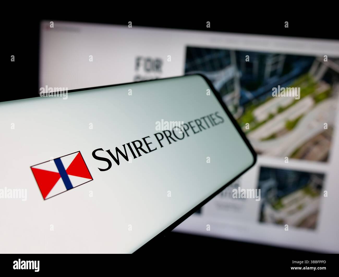 Allemagne. 26 avril 2025. Dans cette illustration photo, un smartphone avec le logo de la société immobilière Swire Properties Limited est vu sur l'écran en face du site Web. (Crédit image : © timon Schneider/SOPA images via ZUMA Press Wire) USAGE ÉDITORIAL SEULEMENT ! Non destiné à UN USAGE commercial ! Banque D'Images