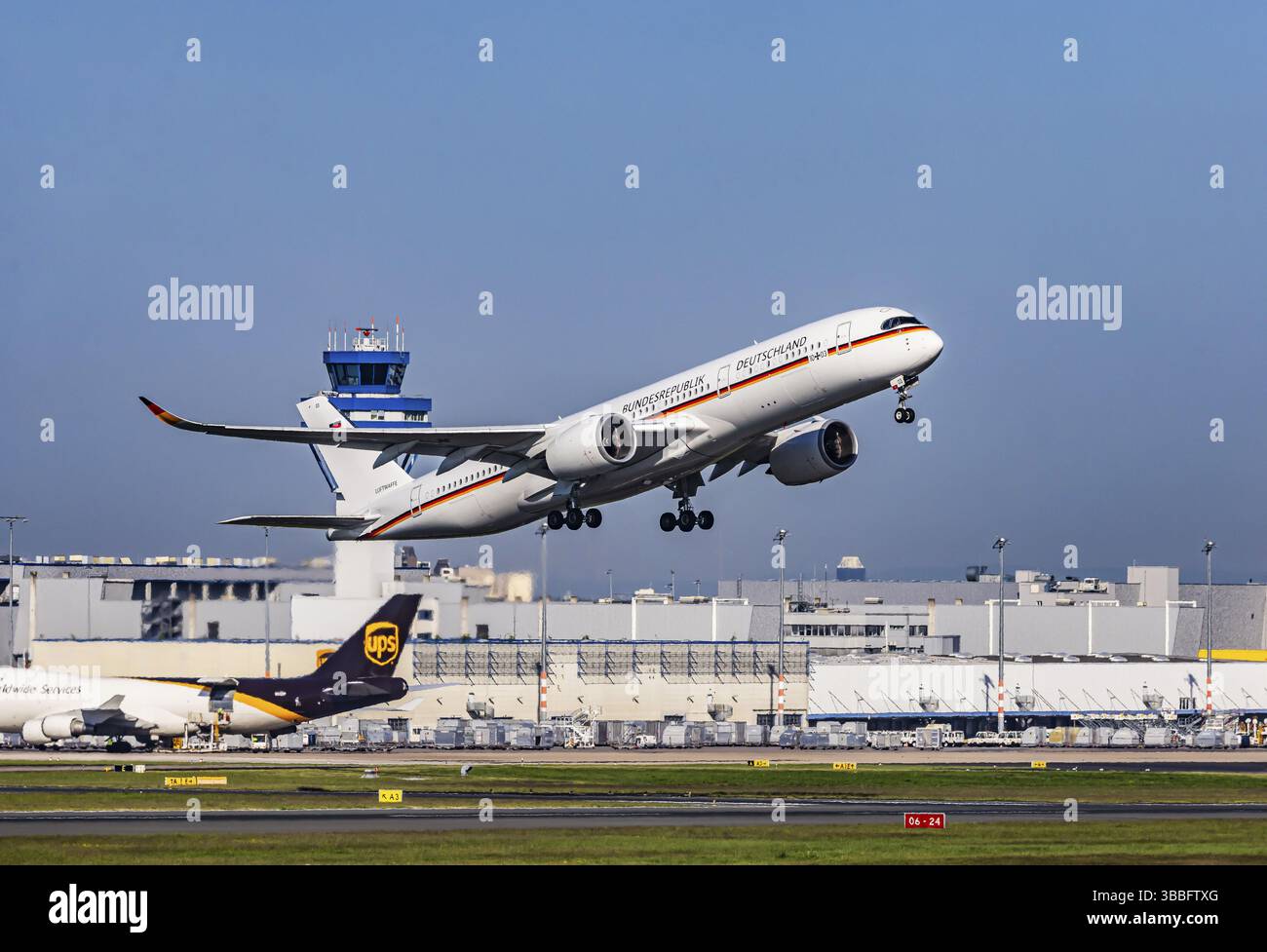Aéroport de Cologne Bonn. Avion du gouvernement décollant. Immatriculation de l'appareil : 10-03, Luftwaffe, Armée de l'air allemande, Airbus A350-900, Cologne, Rhénanie du Nord Banque D'Images