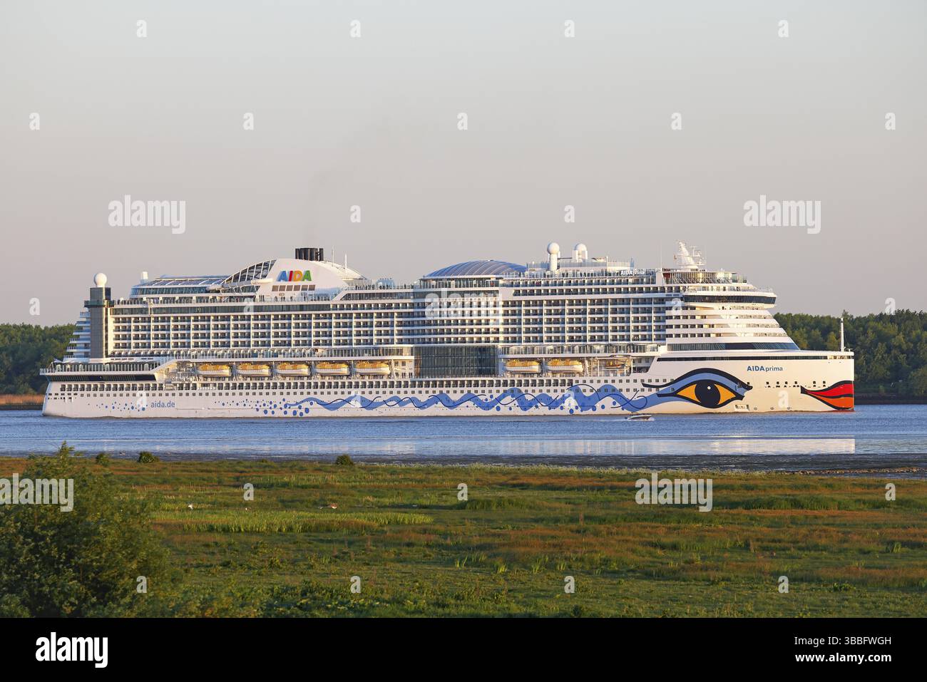 Bateau de croisière AIDA Prima quittant le port de Hambourg sur l'Elbe dans la lumière du soir, Wedel, Schleswig-Holstein, Allemagne, Europe Banque D'Images