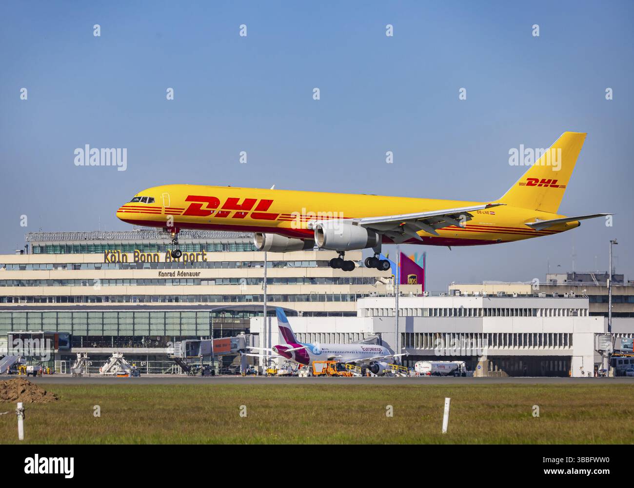Aéroport de Cologne Bonn. Avion en approche. Immatriculation de l'aéronef OE-LNE, DHL Aviation, Boeing 757-200 (F) . Cologne, Rhénanie du Nord-Westphalie, Allemagne Banque D'Images