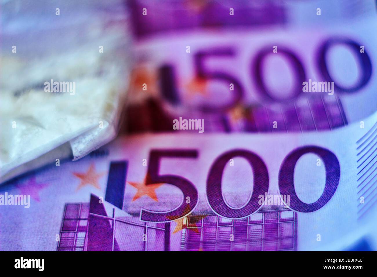 Paquet de drogues sur fond de billets de 500 euros. Banque D'Images