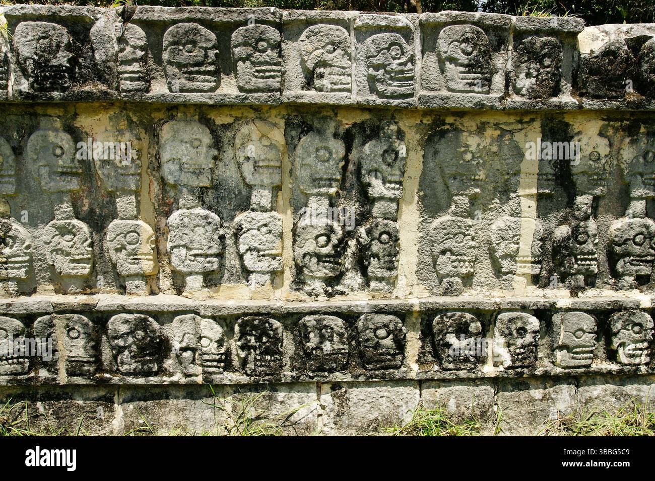 Mexique. Yucatan. Chichen Itza. Vue sur le Tzompantli ou la plate-forme des crânes. Banque D'Images