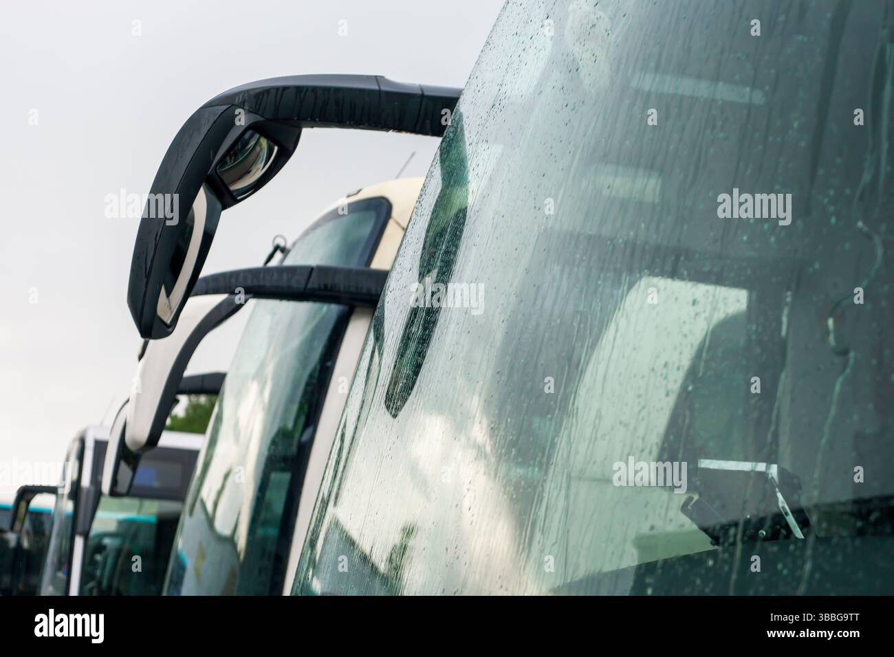 Beaucoup de bus dans une rangée. Banque D'Images Beaucoup de bus dans une rangée. Banque D'Images