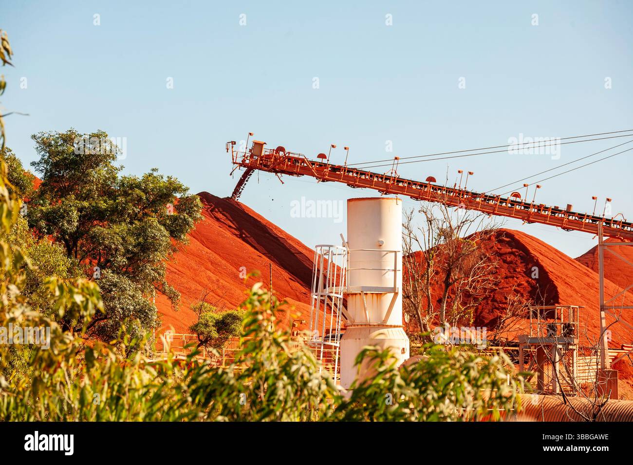 mines de bauxite rio tinto installations de traitement l'équipement industriel traite les matériaux chargeant le navire émeraude dans le port sous ciel dégagé Banque D'Images