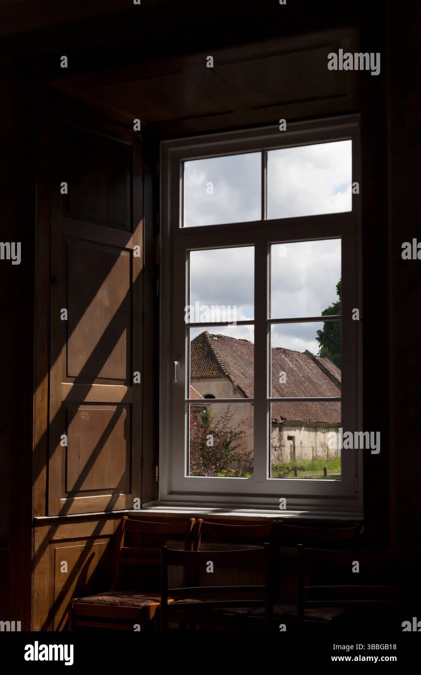 La vue à travers les fenêtres de Pope Manor. Banque D'Images La vue à travers les fenêtres de Pope Manor. Banque D'Images