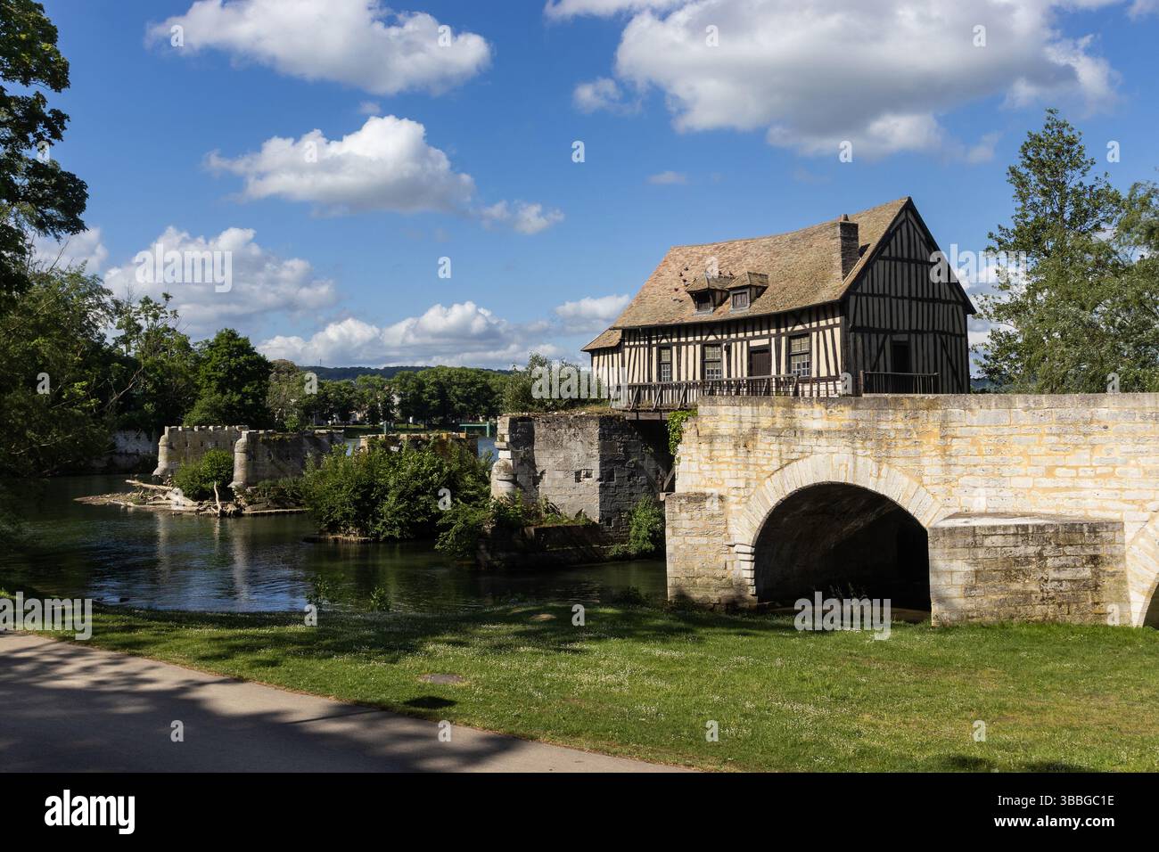 Vue printanière du Vieux Moulin sur le pont brisé au bord de la Seine, à Vernon, Normandie, France. Copier l'espace ci-dessus. Banque D'Images