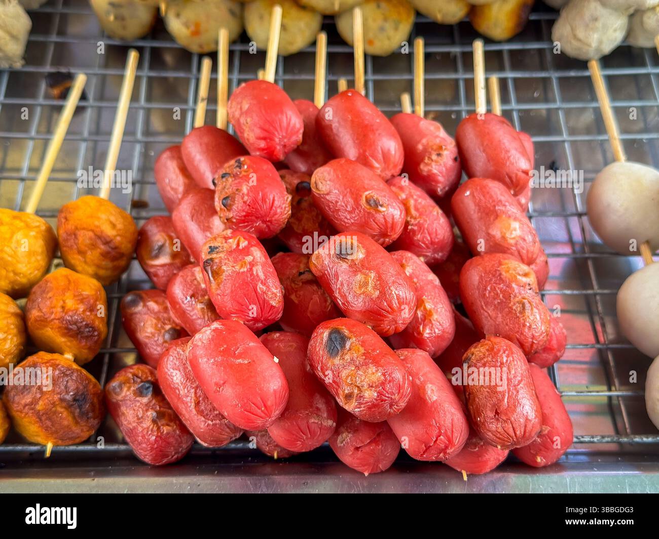 Griller les boulettes de viande et les saucisses prêtes à manger - Image de stock capturée avec un smartphone