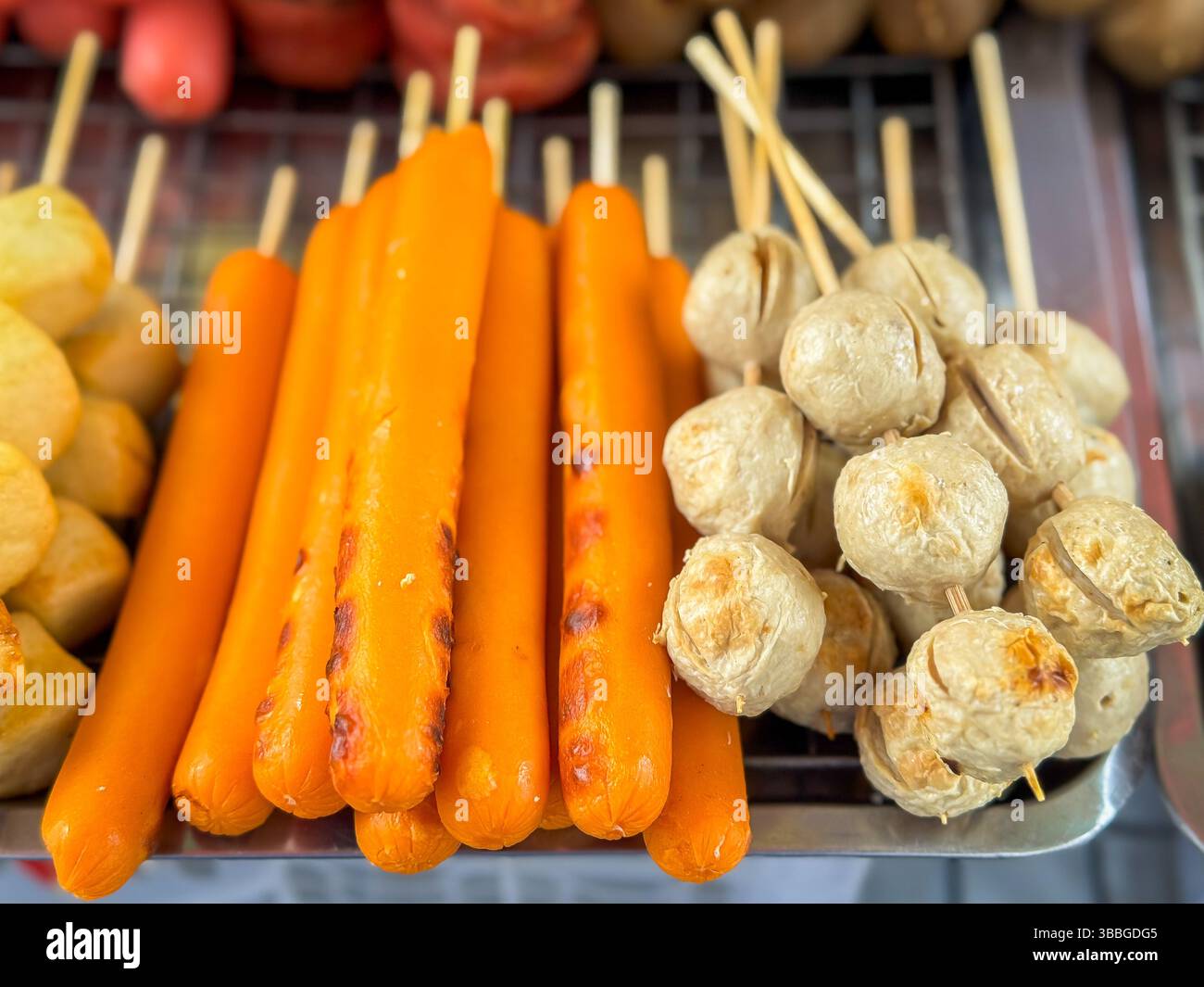 Griller les boulettes de viande et les saucisses prêtes à manger - Image de stock capturée avec un smartphone