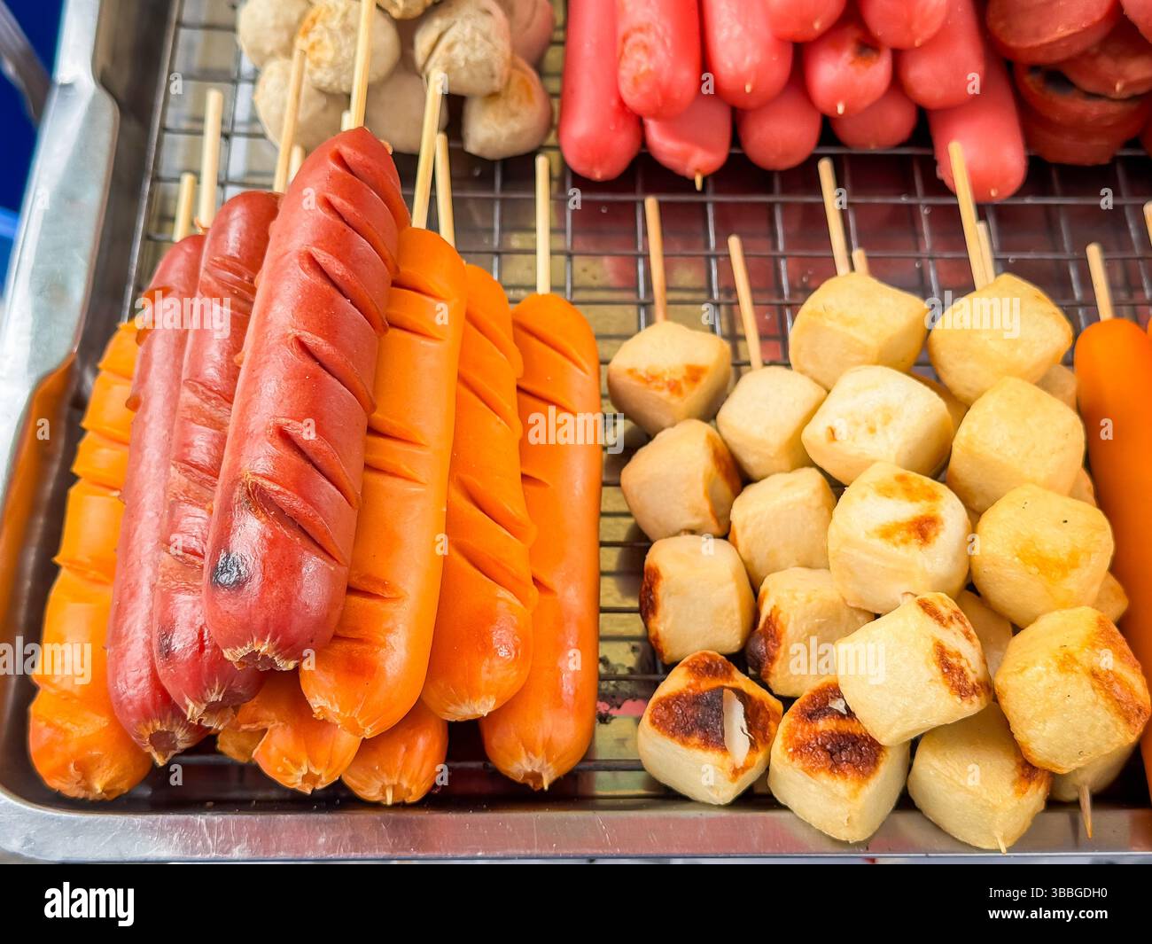 Griller les boulettes de viande et les saucisses prêtes à manger - Image de stock capturée avec un smartphone