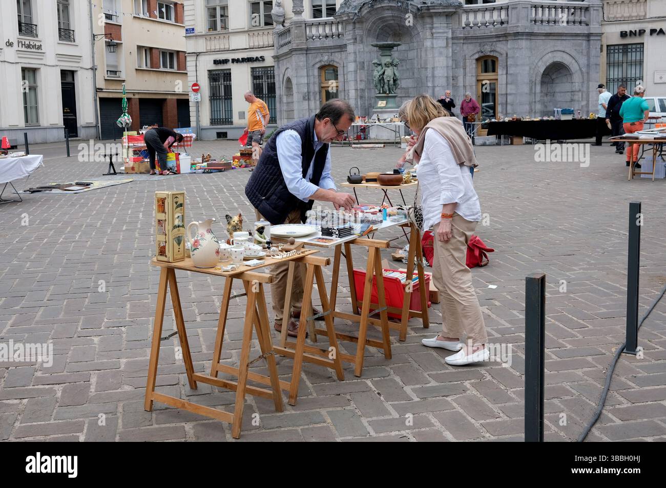 Les habitants vendent leurs marchandises à une Foire à tout dans les rues de Saint-Omer, pas-de-Calais, France Banque D'Images