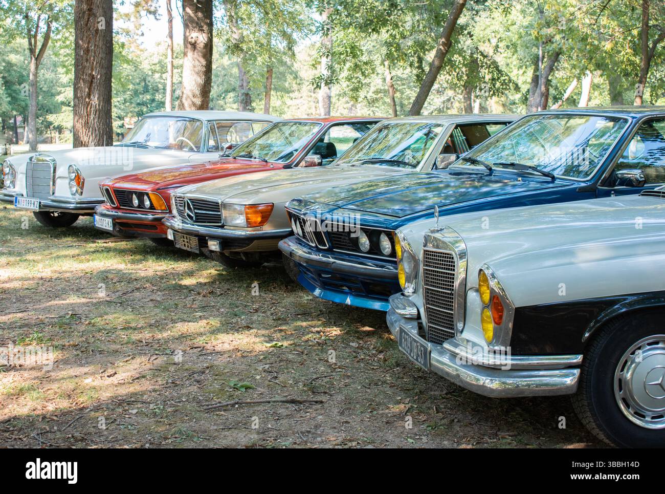 une rangée de vieilles voitures mercedes et bmw côte à côte. mercedes et bmw ensemble Banque D'Images