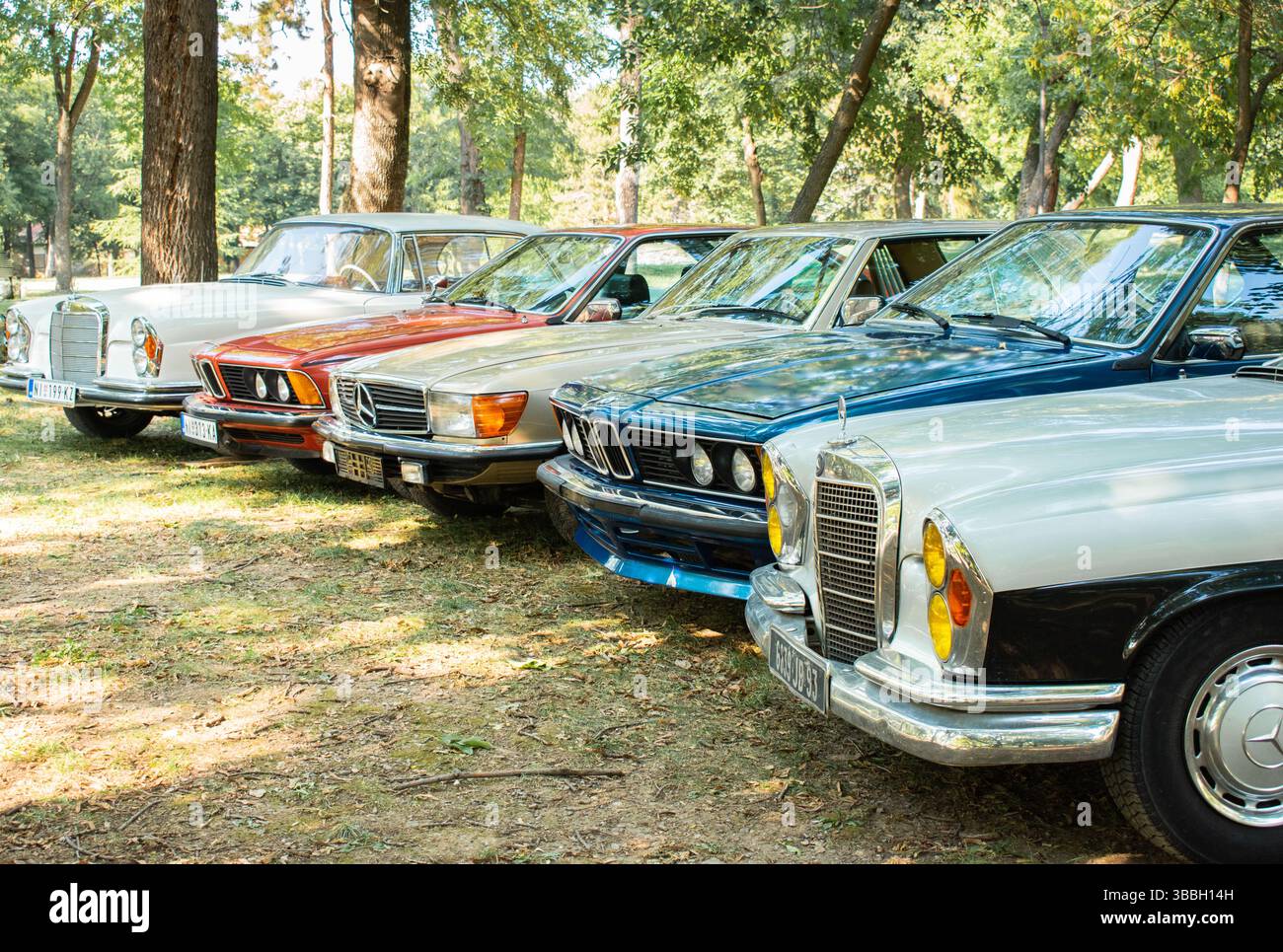une rangée de vieilles voitures mercedes et bmw côte à côte. mercedes et bmw ensemble Banque D'Images
