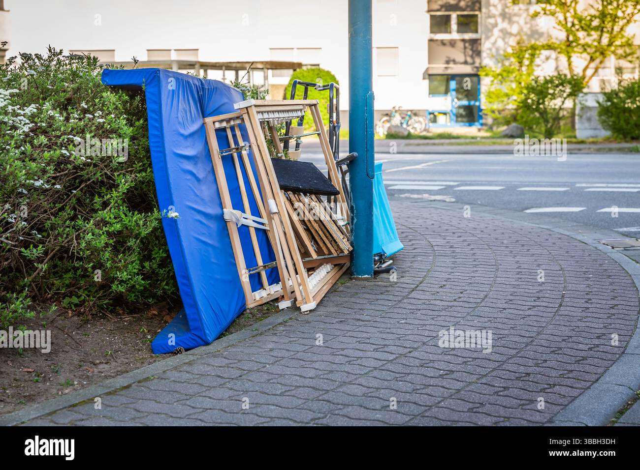 Concept de journée des ordures en vrac, divers articles d'ordures mis dans une rue pour la collecte des déchets en vrac du conseil, les déchets encombrants et la gestion des déchets Banque D'Images