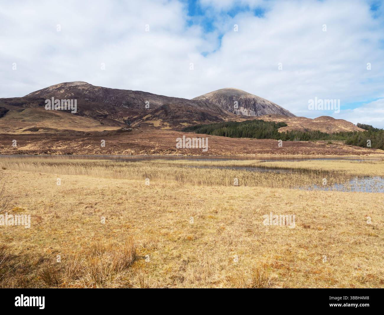 Beinn Dearg Mhor, Beinn na Caillich et Loch Cill Chriosd, île de Skye, Hébrides intérieures, Highland, Écosse, Royaume-Uni, avril 2021 Banque D'Images