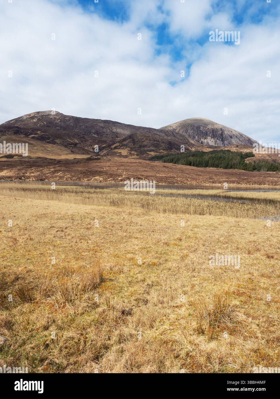 Beinn Dearg Mhor, Beinn na Caillich et Loch Cill Chriosd, île de Skye, Hébrides intérieures, Highland, Écosse, Royaume-Uni, avril 2021 Banque D'Images