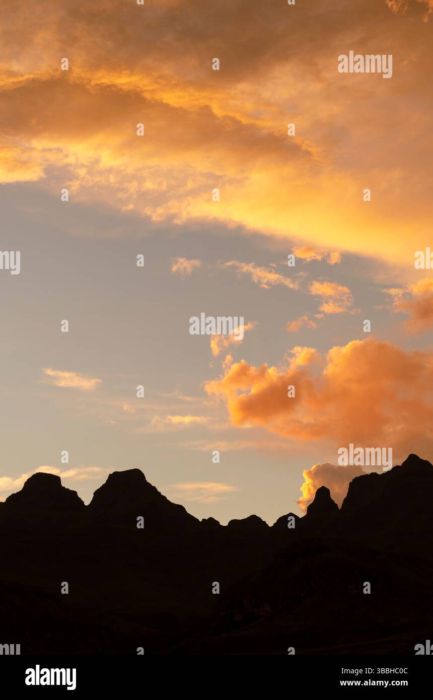 Coucher de soleil sur les montagnes Drakensberg près de la section Cathedral Peak du parc Ukhahlamba Drakensberg. KwaZulu Natal. Afrique du Sud. Banque D'Images