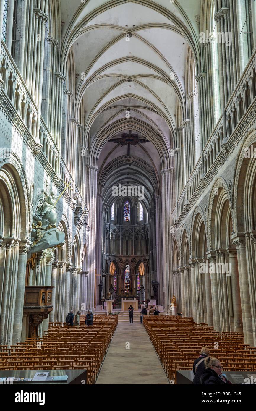 Intérieur de la cathédrale de Bayeux, Bayeux, Normandie, France Banque D'Images