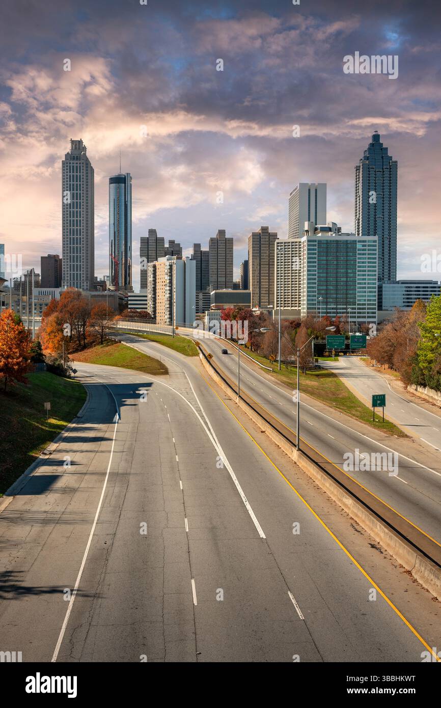 Vue sur les gratte-ciel du centre-ville d'Atlanta Géorgie au-dessus de l'autoroute USA Banque D'Images