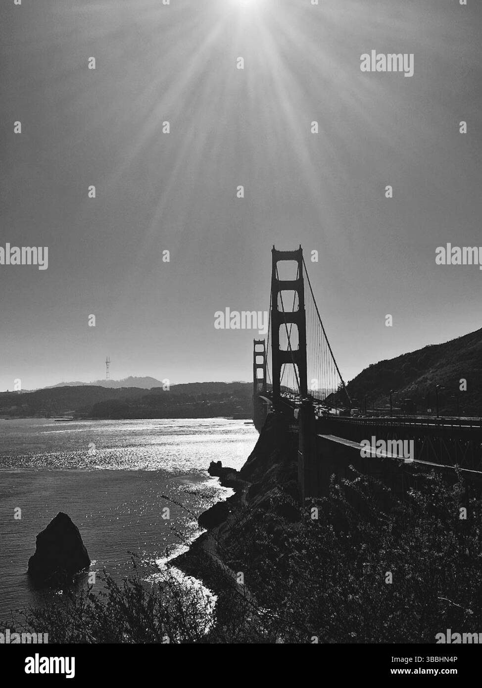 Vue en noir et blanc sur le Golden Gate Bridge Banque D'Images