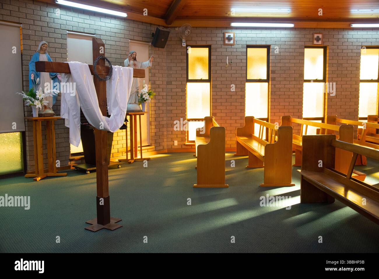 Croix en bois et couronne d'épines dans l'église Banque D'Images