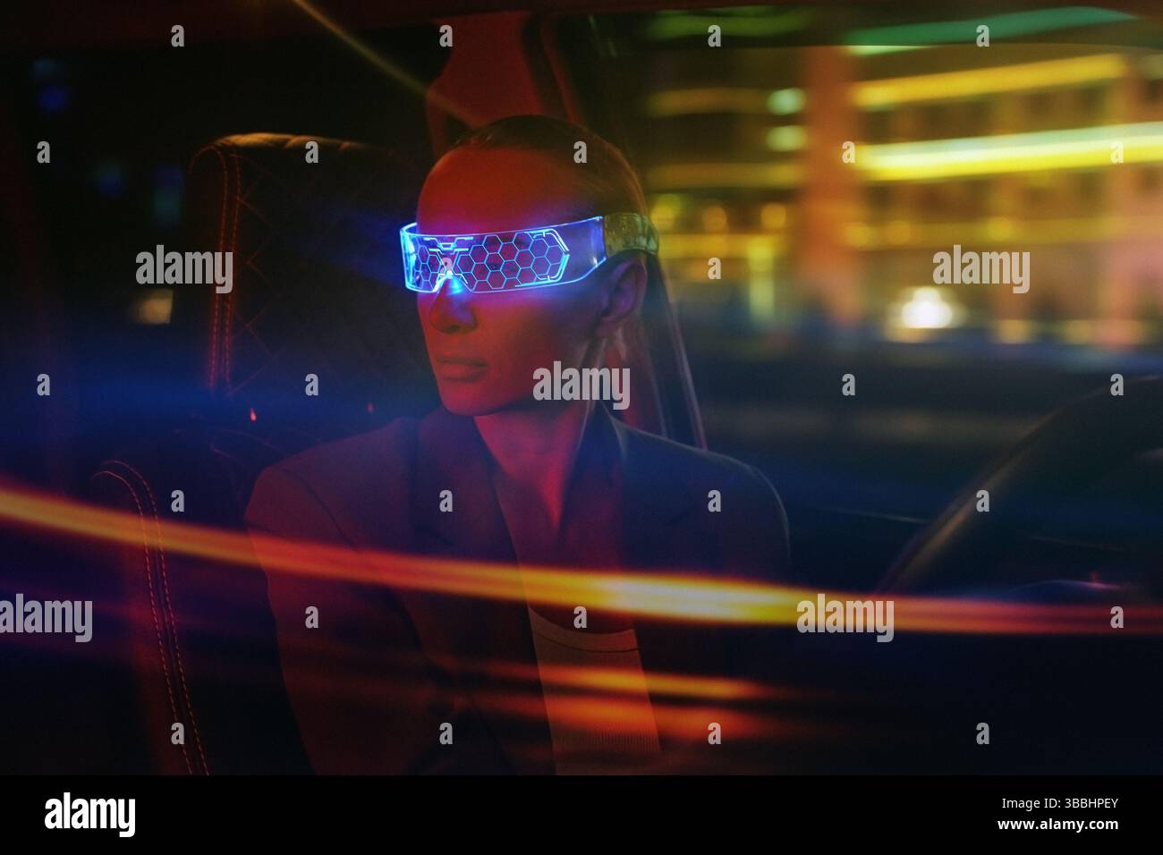 Femme dans Futuristic High-tech VR Eyewear voiture de conduite dans la nuit ci Banque D'Images