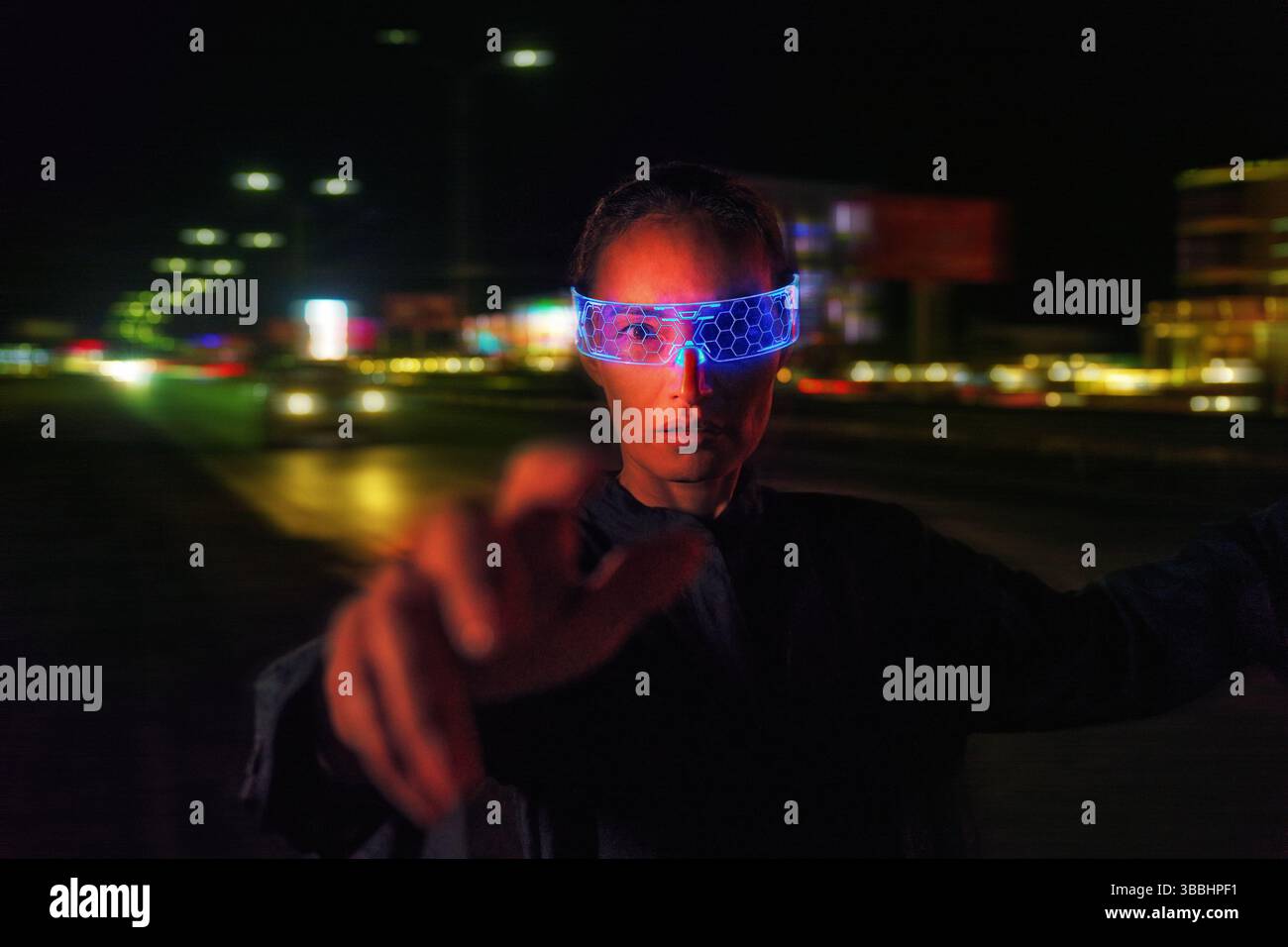 Femme asiatique dans Futuristic High-tech VR Eyewear dans la ville de nuit. Ar Banque D'Images