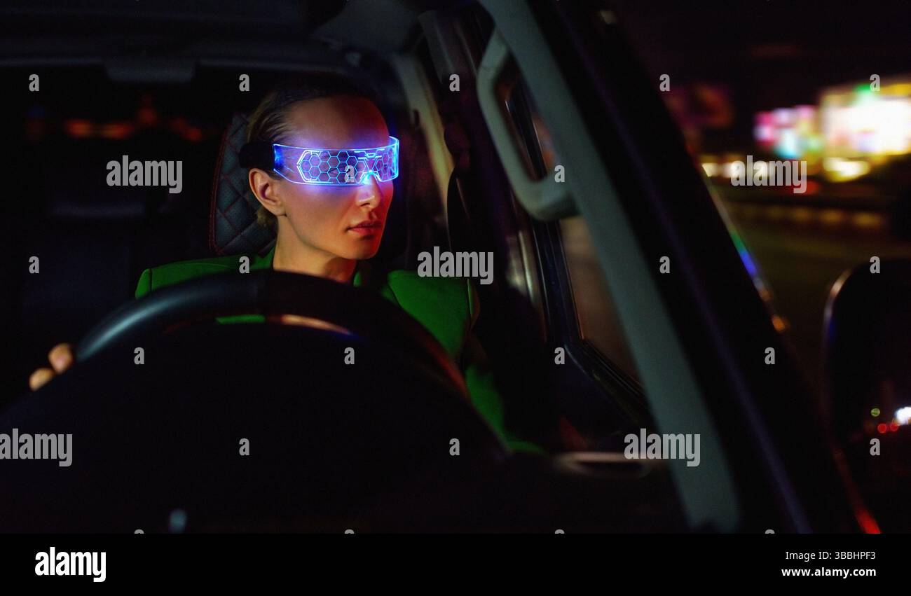 Femme dans Futuristic High-tech VR Eyewear voiture de conduite dans la nuit ci Banque D'Images