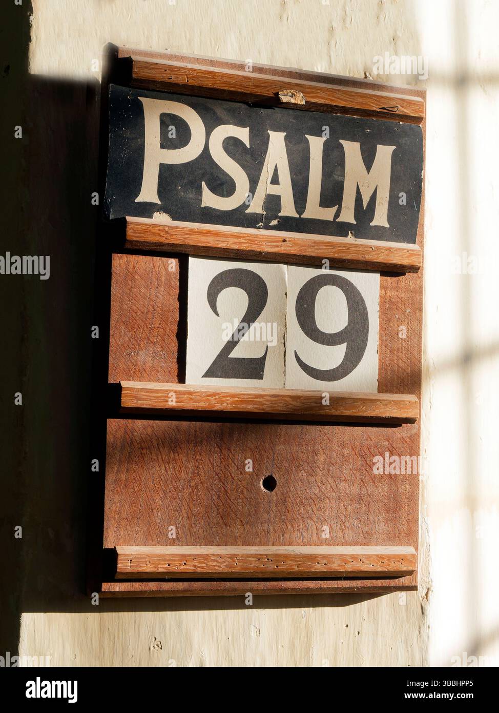 Un tableau de psaumes ou un tableau d'hymnes dans une église montrant le Psaume pour la journée. Banque D'Images