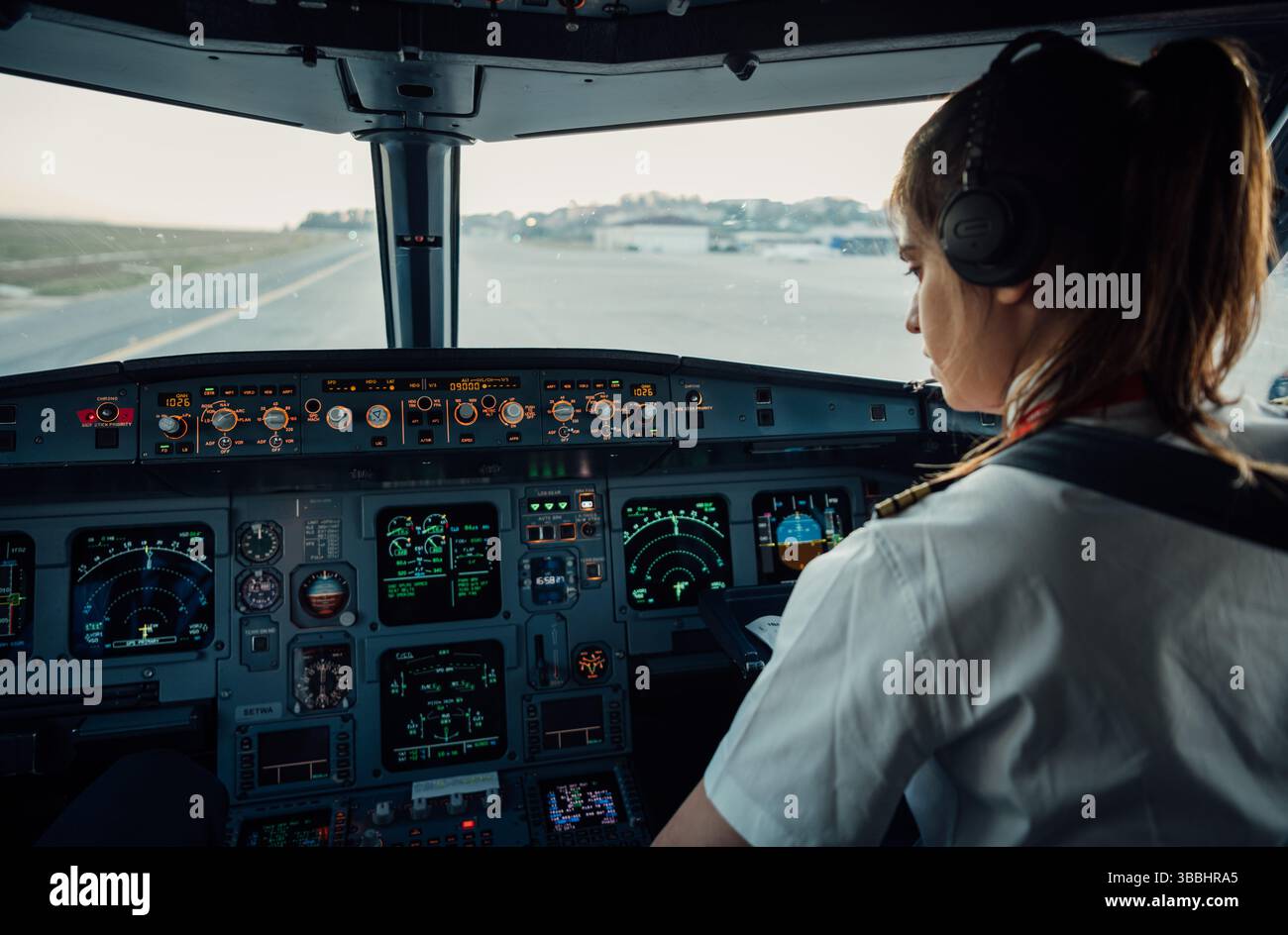Pilote femme dans le cockpit d'avion commercial se préparant au décollage Banque D'Images