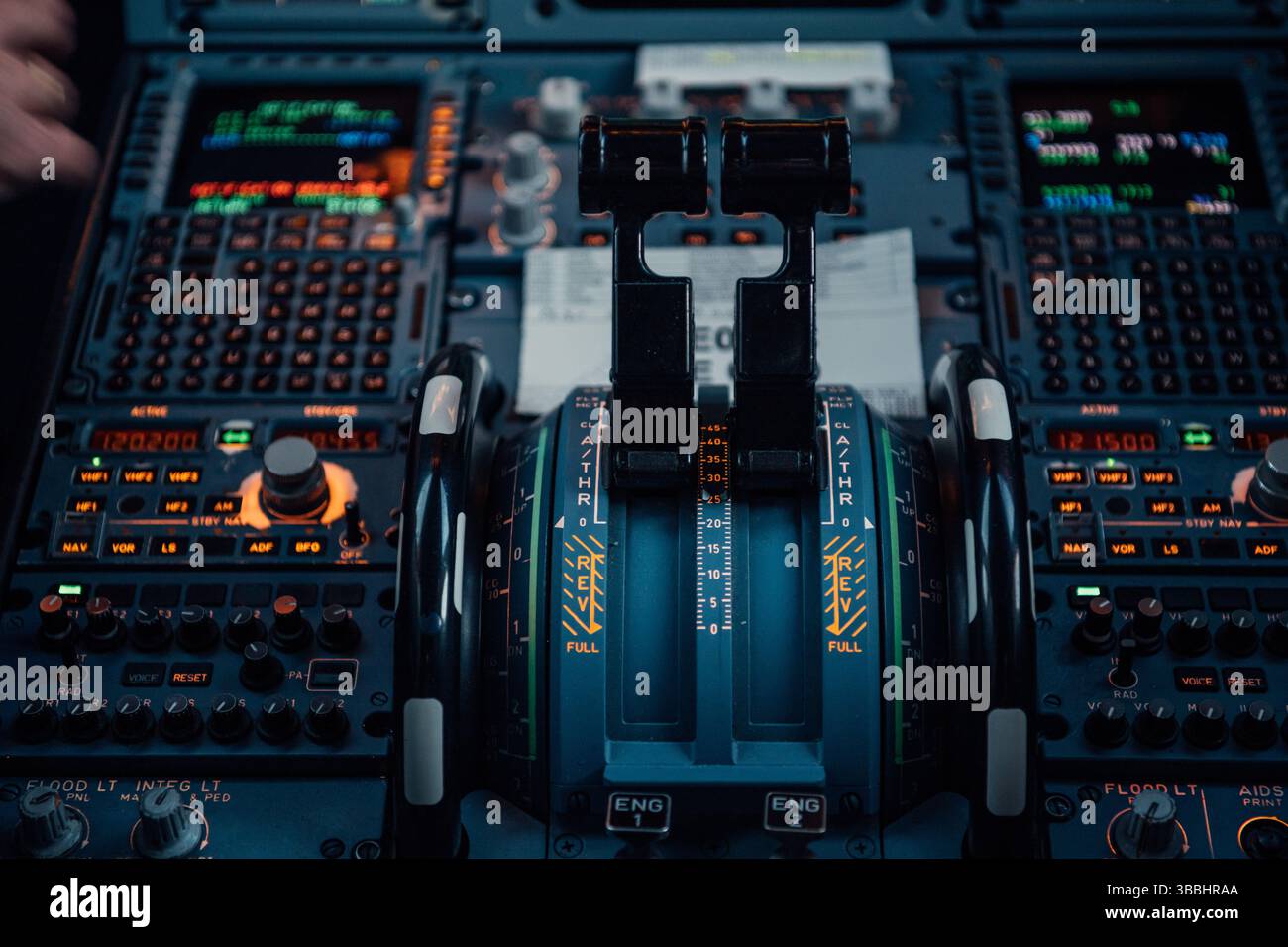 Leviers d'accélération et panneau de commande dans le cockpit d'un avion commercial Banque D'Images