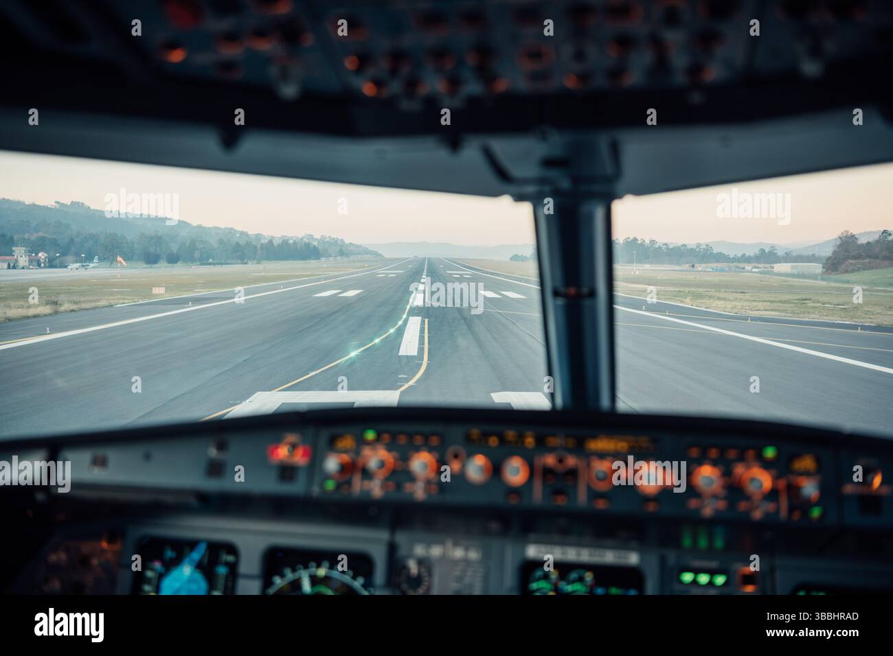 Vue depuis le cockpit de l'avion aligné sur la piste prête pour le décollage Banque D'Images