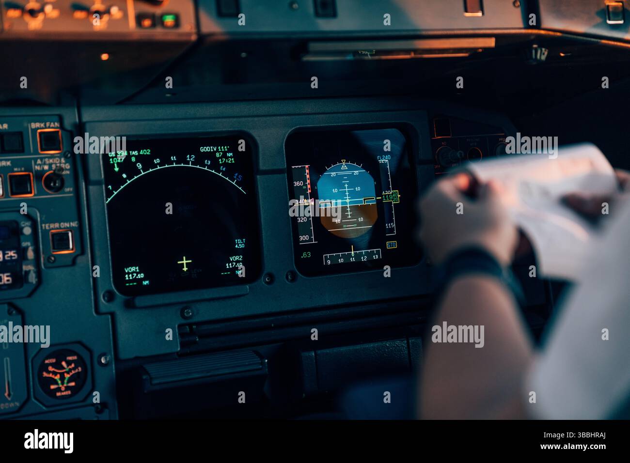 Écrans de navigation de l'aéronef et pilote avec liste de contrôle dans le cockpit Banque D'Images