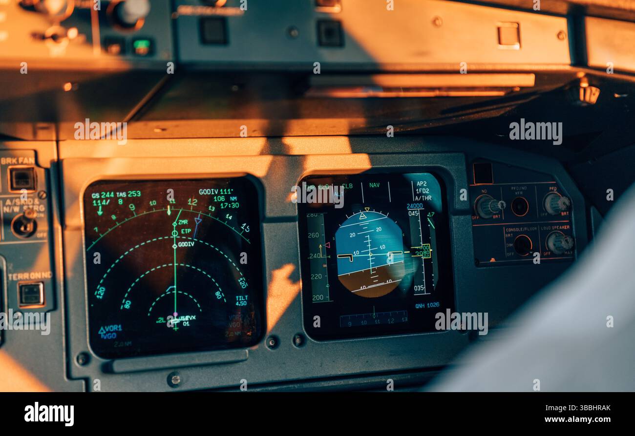Gros plan des indicateurs de navigation et d'assiette de l'aéronef en vol Banque D'Images