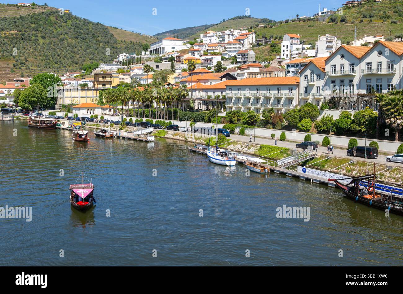 Excursions en bateau au bord du quai de la ville de Pinhao, vallée du fleuve Douro, région viticole du Haut Douro, Portugal, Europe Banque D'Images