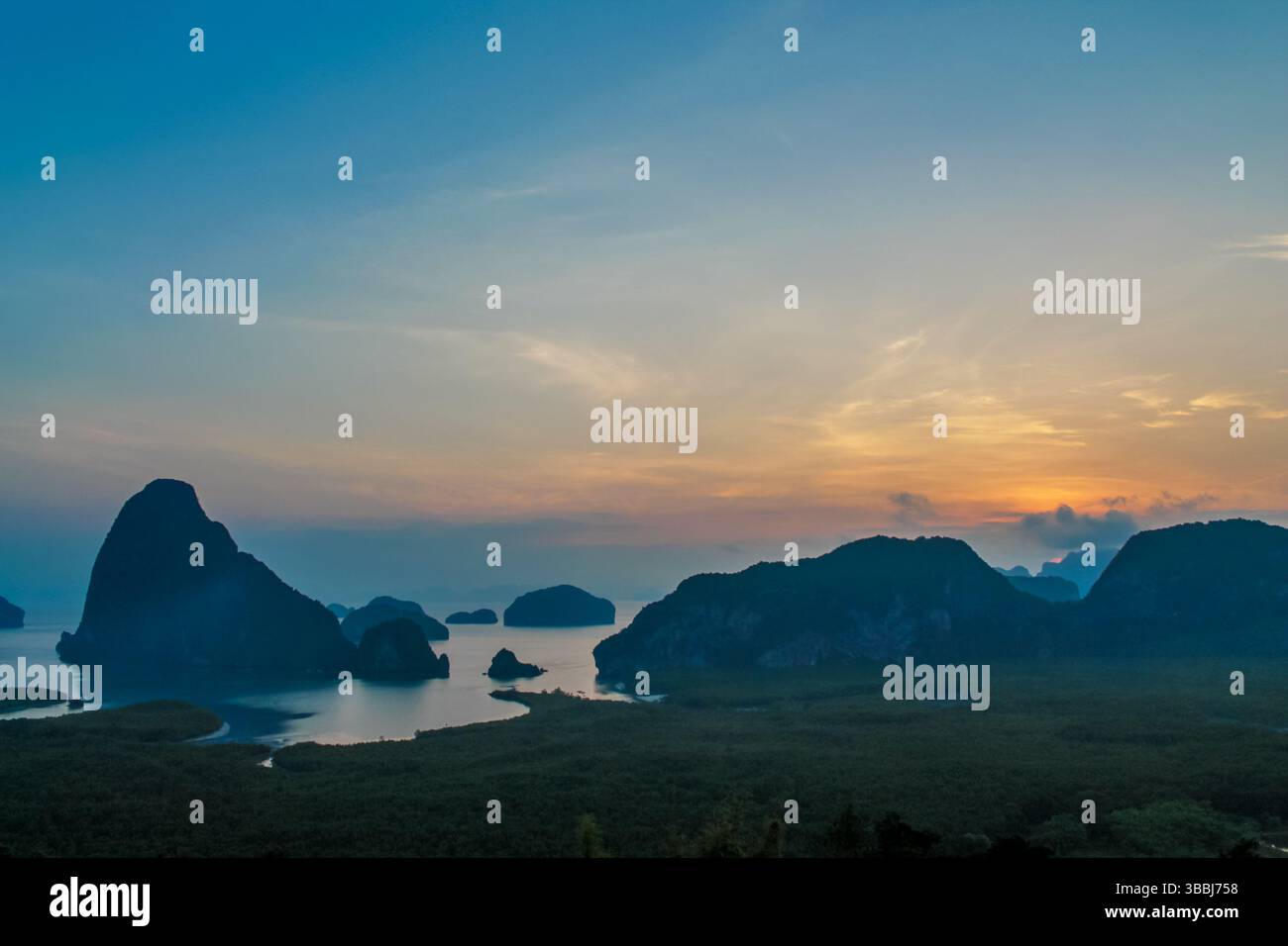 PHA Nga Bay en Thaïlande magnifique point de vue panorama paysage d'en haut. Touristique thaïlandais destination pittoresque populaire vue spectaculaire Phuket Banque D'Images