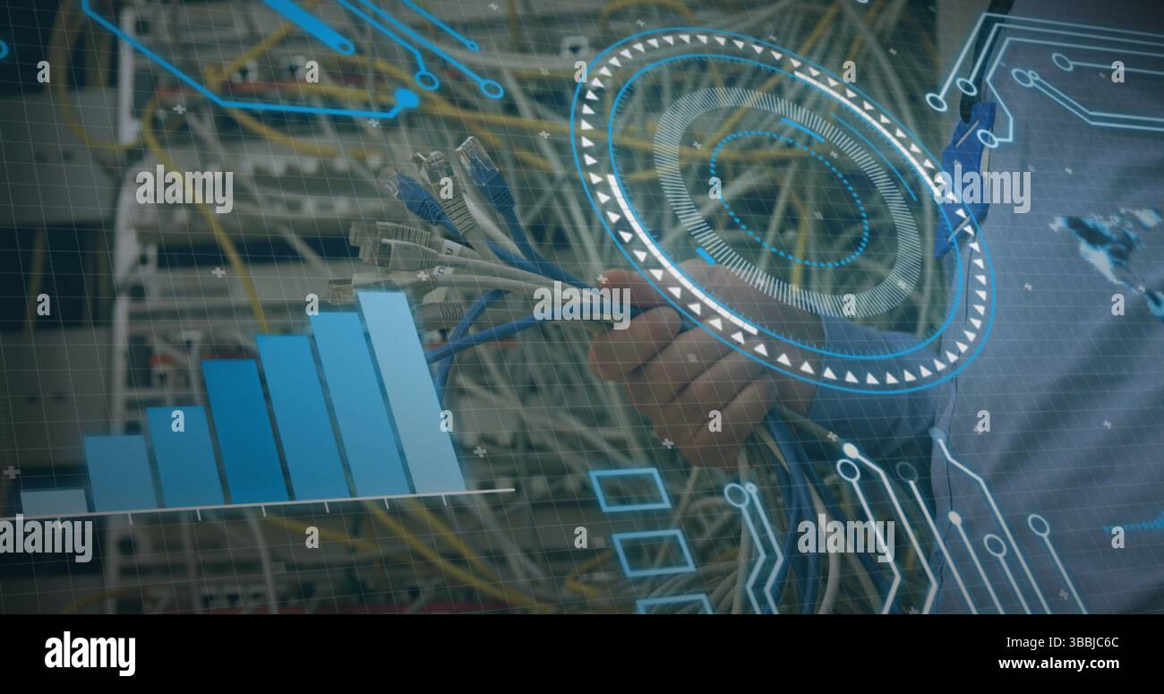 Main de préhension connectant les câbles Ethernet aux ports du panneau de brassage du centre de données, avec des recouvrements numériques Banque D'Images