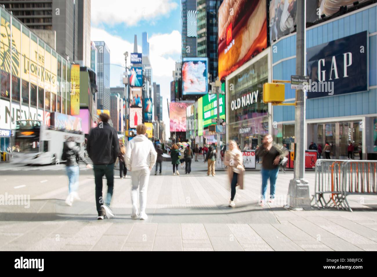 Des gens flous marchant à Time Square à New York un matin de printemps tôt Banque D'Images