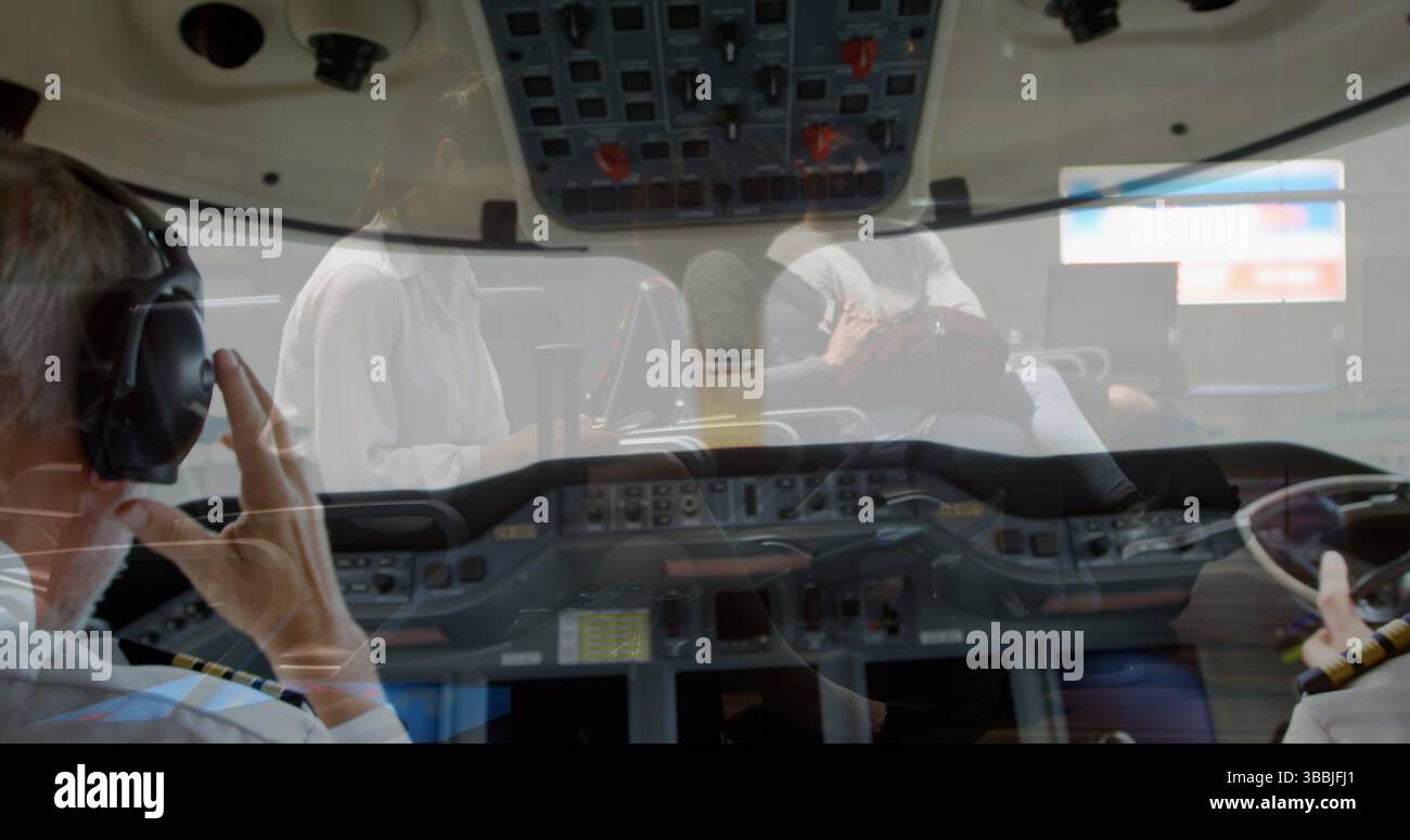 Pilotage du poste de pilotage dans une cabine d'avion d'entreprise, deux pilotes en uniforme utilisant des casques d'écoute et des accélérateurs Banque D'Images