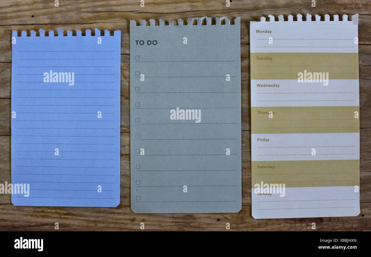 Pour faire la liste hebdomadaire planificateur des papiers de notes vierges sur fond en bois. Liste de travail vue de dessus pages vides de carnet de notes sur la table en bois. Espace de copie simple minimal Banque D'Images