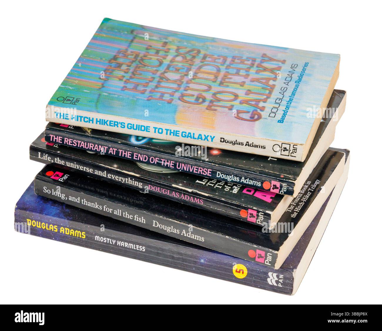 Cinq livres de poche constituant le guide du randonneur d'attelage de la série galaxie de Douglas Adams Banque D'Images
