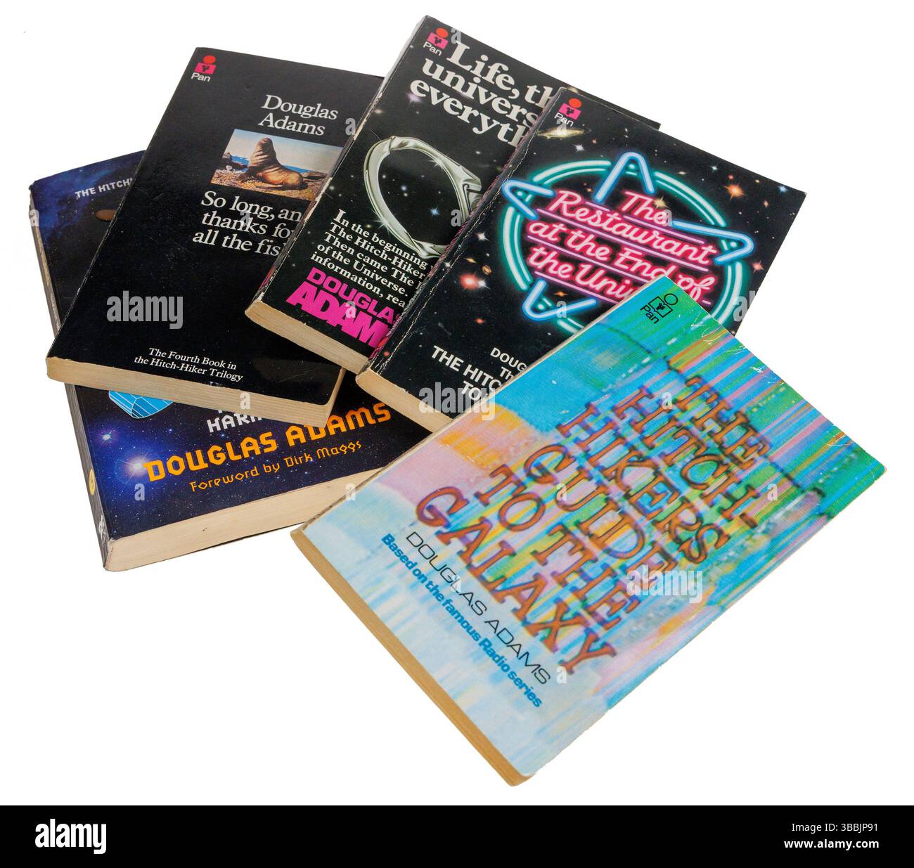 Cinq livres de poche constituant le guide du randonneur d'attelage de la série galaxie de Douglas Adams Banque D'Images