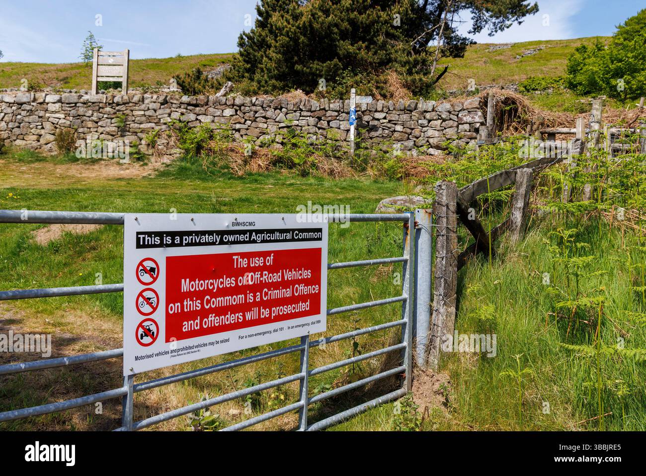 Porte avec panneau restreignant le traffif motorisé sur les terres communes, Blorenge près d'Abergavenny, pays de Galles, Royaume-Uni Banque D'Images