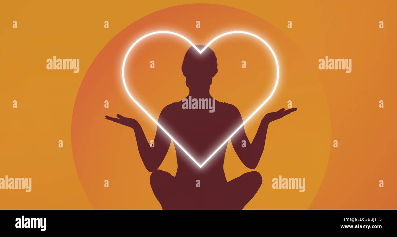 Image de silhouette de femme méditant sur le cœur Banque D'Images