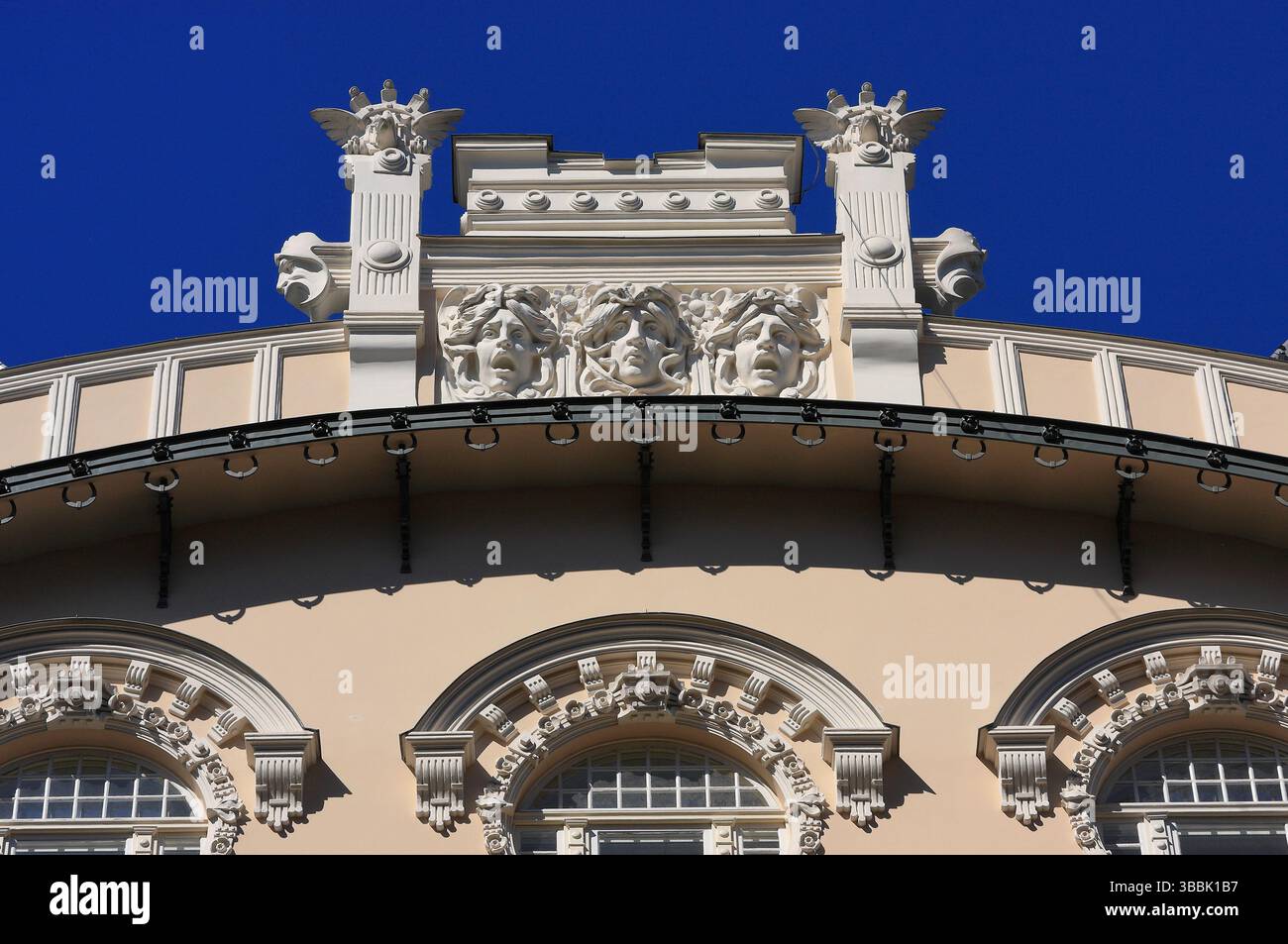 Lettonie, Riga. Centre historique de la ville - site du patrimoine mondial de l'UNESCO détail de jungenstil allemand - façade de bâtiment art nouveau. Banque D'Images