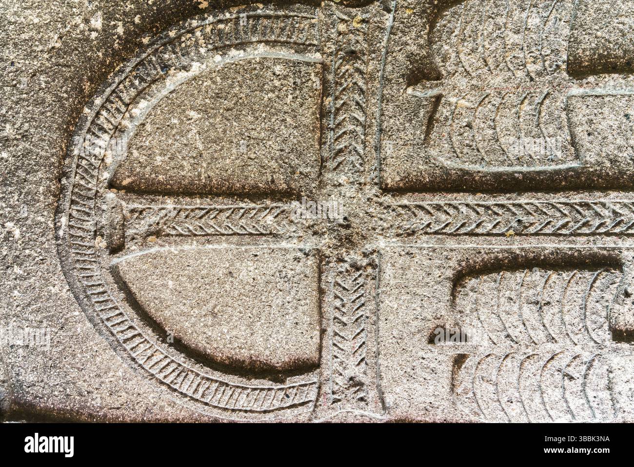 Une grande croix en pierre avec des sculptures détaillées remplit le plafond de l'église Hacli de Cappadoce, dans la vallée des roses, montrant l'influence byzantine. Banque D'Images
